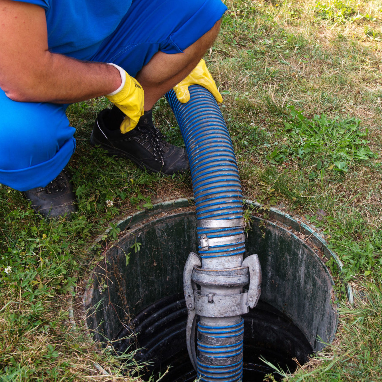 contractor cleaning sewage